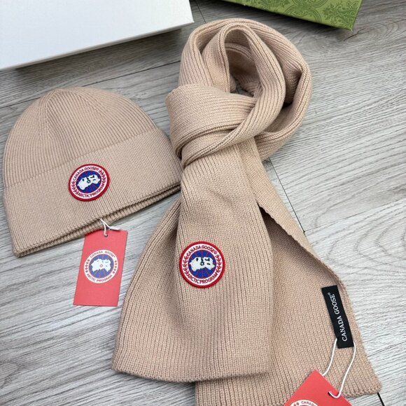 Canada Goose Knitted Hat and Scarf Two-Piece Set - Picture 5 of 6